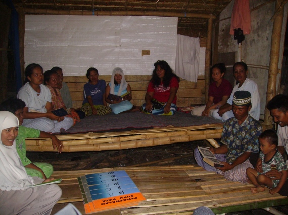 Warga buta aksara di sebuah desa di Madura tengah mengikuti pendidikan keaksaraan fungsional (Dok. BPPNFFI Reg 4 Sby)